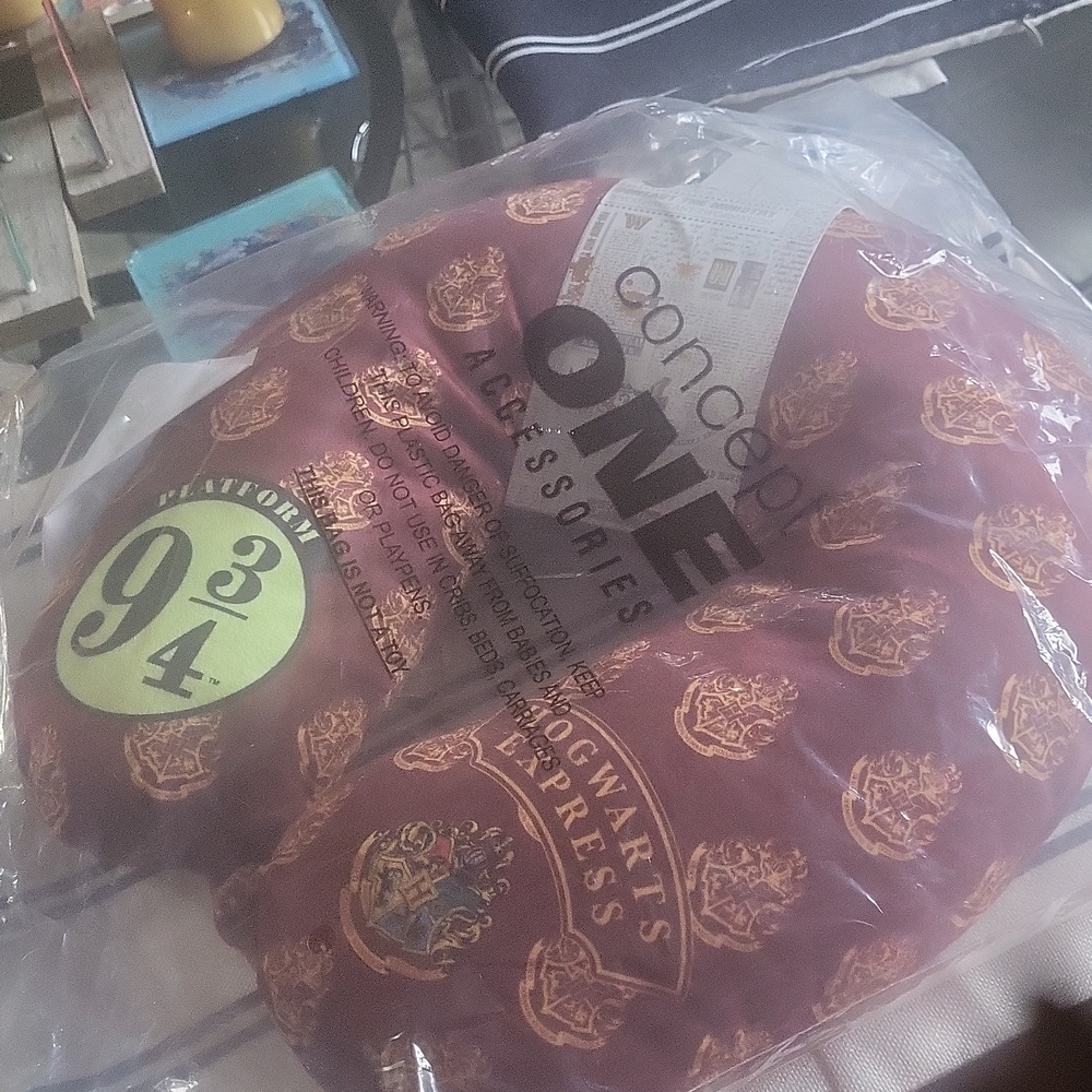 Harry Potter Sealed Not Opening Travel Pillow Adorable Comfy Love Hp - Picture 7 of 7